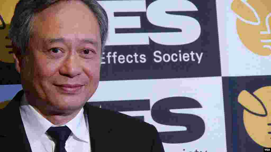 李安在视觉效果协会红地毯留影(美国之音国符摄影)