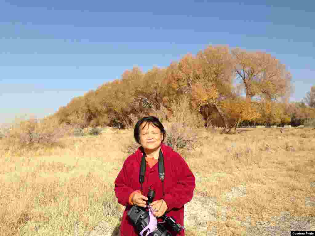 艾晓明在玉门蘑菇滩农场原址采访。(图片:艾晓明提供)