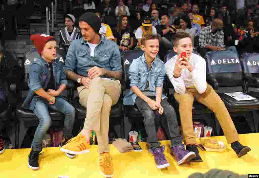 Beckham cùng ba con trai đến xem trận bóng rổ giữa đội Los Angeles Lakers và Phoenix Suns tại  Los Angeles, 16 tháng 11, 2012.