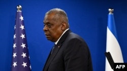 资料照片:美国国防部长奥斯汀在特拉维夫与以色列国防部长联合举行记者会。(2023年12月18日)