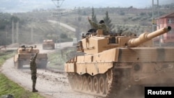 一支土耳其军车队抵达与叙利亚接壤的土耳其基利斯村。(2018年1月21日)