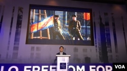 脱北者池成镐去年在台北奥斯陆自由论坛上讲述逃离朝鲜经历(美国之音许宁摄影)