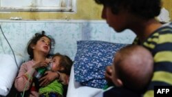 Các nạn nhân đang được thở mặt nạ oxy sau vụ tấn công ở Đông Ghouta ngày 22/1/2018.