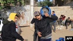 加沙民众带着煤气罐等待从埃及进入加沙的油罐车给充填煤气。（2023年11月25日）