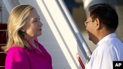 美国国务卿克林顿11月30日抵达缅甸,在机场受到缅甸外交部副部长谬敏的欢迎