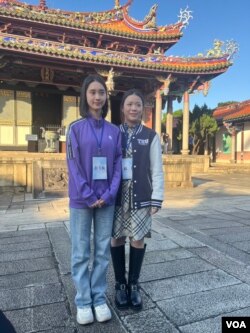 大陆高校师生访问团成员,北京清华大学日新书院汉语文学专业的大二生彭弋航(左)以及奥运射击金牌得主杨倩(右)。(美国之音记者 金谷, 2024年11月28日)