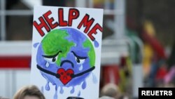 抗议人士在苏格兰的格拉斯哥召开的联合国联合国气候变化大会(COP26)期间举行抗议活动。(路透社照)