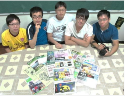 2010年”爱瞒日报”独立出刊。编采人员合照:周庭希(中)、崔子钊(右一)。(周庭希提供)