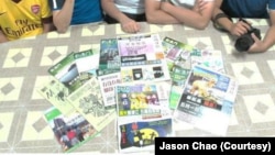 2010年”爱瞒日报”独立出刊,近期突然停刊。编采人员合照:周庭希(中)、崔子钊(右一)。(周庭希提供)