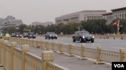 2017年11月8日,美国总统川普车队前往北京故宫途径天安门广场。(美国之音艾德拍摄)