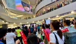 香港单车选手李慧诗8月7日下午,出战东奥场地单车争先赛8强,数以百计香港市民在观塘一个商场观看电视直播,为李慧诗打气场面非常热闹 (美国之音/汤惠芸)