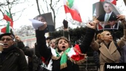 伊朗总统鲁哈尼的反对者在伊朗驻伦敦大使馆外抗议。(2018年1月2日)