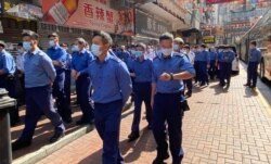 大批消防員1月23日下午到達佐敦強制檢測封鎖區工作,當局派出警察、消防、懲教署、海關、入境處等多個部門超過3千人手協助完成強制檢測。(美國之音 湯惠芸拍攝)