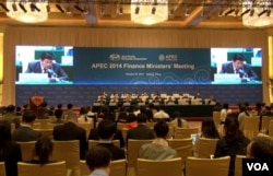 2014 APEC财长会议在京举行 图为联合记者会现场 (东方拍摄)