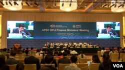 2014 APEC财长会议在京举行 图为联合记者会现场 (东方拍摄)