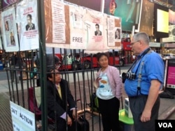 一些行人与王军涛攀谈。曾多次参与营救陈光诚的维权人士王雪臻(居中者)也参与“同囚”活动。(美国之音方方拍摄)