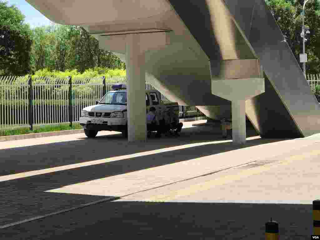 人行天桥下乘凉的警察。(美国之音叶兵 艾伦拍摄)