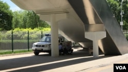 人行天桥下乘凉的警察。(美国之音叶兵 艾伦拍摄）