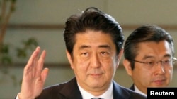 日本首相安倍晋三(中)。