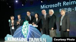 微软于10月26日宣布加码投资台湾。左至右为台湾经济部部长王美花、台湾国家发展委员会主任委员龚明鑫、台湾微软总经理孙基康、台湾总统蔡英文、美国在台协会副处长谷立言、台湾科技部部长吴政忠、台湾行政院科技会报执行秘书蔡志宏。(台湾总统府提供)