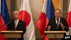 2月24日,菲律宾国防部长吉尔伯托·特奥多罗(右)和日本防卫大臣中谷元在双边会谈后举行联合新闻发布会。(图片来源:AFP)