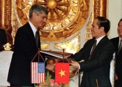 Bộ Trưởng Tài chính Mỹ Robert Rubin và Bộ Trưởng Tài chính Việt Nam Nguyễn Sinh Hùng, ngày 7/4/1997 tại Hà Nội.