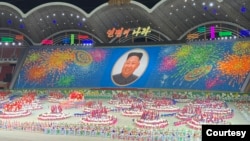 资料照:朝鲜大型歌舞演出“人民的国家” (美国之音江真拍摄)