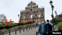戴着口罩的男子在澳门圣保罗大教堂遗址前走过。(2020年2月5日)