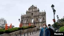 戴着口罩的男子在澳门圣保罗大教堂遗址前走过。(2020年2月5日)
