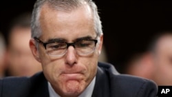 Cựu phó giám đốc FBI Andrew McCabe, người thường bị Tổng thống Donald Trump đả kích trên Twiter, bị sa thải hôm thứ Sáu trong một vụ việc mà ông nói là nhằm hủy hoại uy tín của ông.