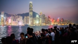 资料照:游客观看香港岛夜景。(2018年10月3日)