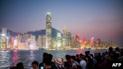 2018年10月3日,游客游览香港维多利亚港九龙海滨长廊的夜景。