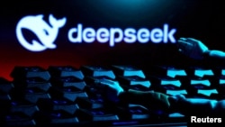 DeepSeek标识与一双放在键盘上的机械手