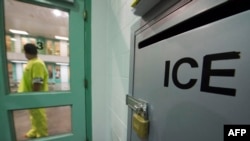 资料照片:一名被拘留的移民站在加州橙郡一处羁押设施内的美国移民及海关执法局的投诉箱附近。(2017年3月14日)