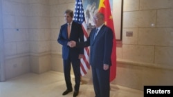 资料照:美国气候特使约翰·克里(John Kerry)和中国气候变化事务特使谢振华在北京举行会晤。(2023年7月17日)