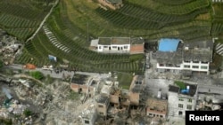 2013年4月20日从上空拍摄的四川雅安强烈地震之后,房屋倒塌的情景。