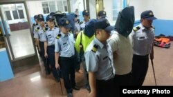 台湾海巡署2016年5月24日将大陆非法钓客押至金门,送地检署侦办。(照片由台湾金门巡防局提供 )