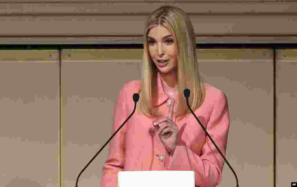 白宫顾问、特朗普总统的女儿伊万卡·特朗普在东京举行的世界妇女大会上讲话(2017年11月3日)。 这是日本领导人“创建一个让女性发光社会”努力的组成部分。 伊万卡表示,女性应当能够在不牺牲她们平衡工作和家庭需求的情况下,参与传统上由男性占据主导地位的经济部门,比如工程和计算机科学。 她 敦促各国扭转在科技、工程和数学领域工作的女性人数下降的趋势。