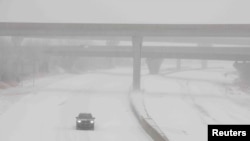 美国肯萨斯州一辆汽车在70号州际公路上向西行驶。(2025年1月5日)