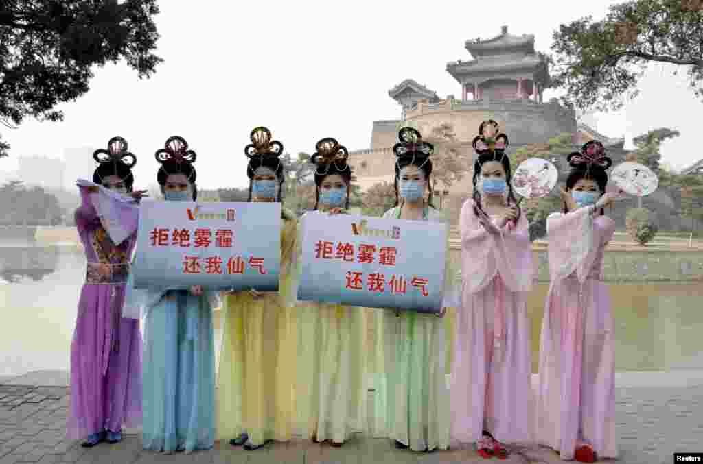 在河北邯郸的一个公园里,微电影俱乐部的成员穿着仙女服装,宣传抵制雾霾(2015年1月12日).北京的雾霾部分来自周边的河北。 为保卫空气质量,2016年10月20日,京津冀及周边地区大气污染防治协作小组会议提出将在北京、天津、保定、廊坊建设国家“禁煤区”。