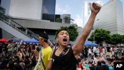 Sinh viên biểu tình hô khẩu hiệu bên ngoài trụ sở chính phủ ở Hong Kong.