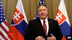 美国国务卿蓬佩奥在斯洛伐克对媒体发表讲话。(2019年2月12日)