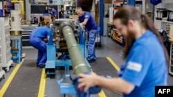 资料照:德国军火公司和汽车供应商莱茵金属公司(Rheinmetall)的技术员正在为豹式主战坦克研制120毫米火炮,该火炮在2023年6月6日交付给乌克兰军队。