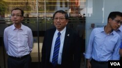 香港中文大学校长段崇智(中)终于现身见学生(2019年10月3日，美国之音鸣笛拍摄)