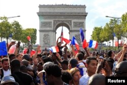 法国球迷在巴黎凯旋门下庆祝决赛(2018年7月15日)