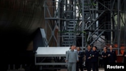 资料照片:朝中社于2019年7月23日发布的照片显示朝鲜领导人金正恩参观了一所未公开地点的潜艇工厂。