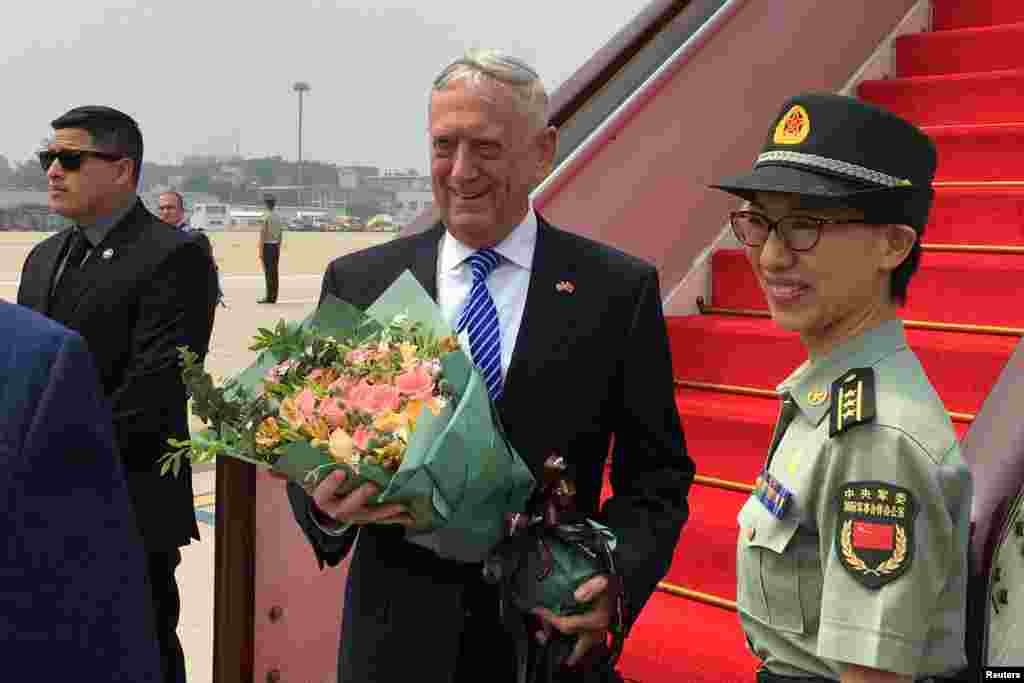 美国国防部长吉姆·马蒂斯在2018年6月26日抵达北京的机场时收到一束鲜花。献花者在旁边,是中国中央军委国际军事合作办公室的一位上校。在美国川普政府发表的《国家安全战略》和《国防安全战略》中,中国都被看做美国的战略竞争对手。马蒂斯说,这是他前往中国的原因。他希望更多地理解中国人是如何看待这个战略关系的。