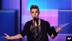 Justin Bieber đoạt giải Nghệ sĩ xuất sắc trong năm.