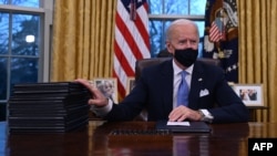 美国总统拜登签署政命令。（2021年1月20日）