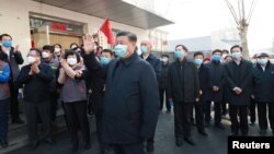 中国国家主席习近平视察北京安华里居民区的新冠病毒防控工作。(2020年2月10日)